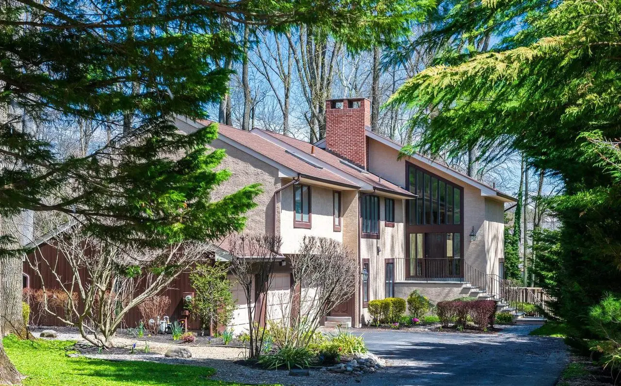 Luxury Estate in Bryn Mawr Secluded Cul-de-Sac