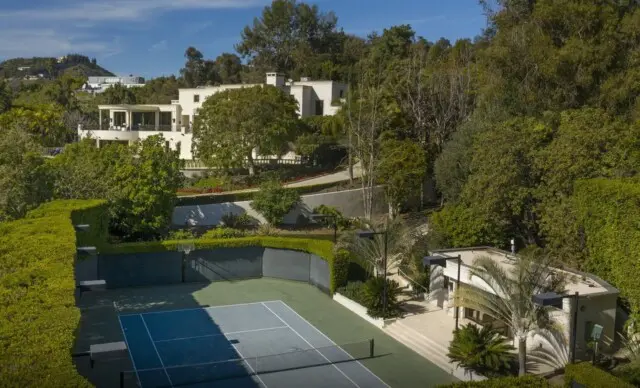 Professional-grade tennis court in Steve Wynn house 