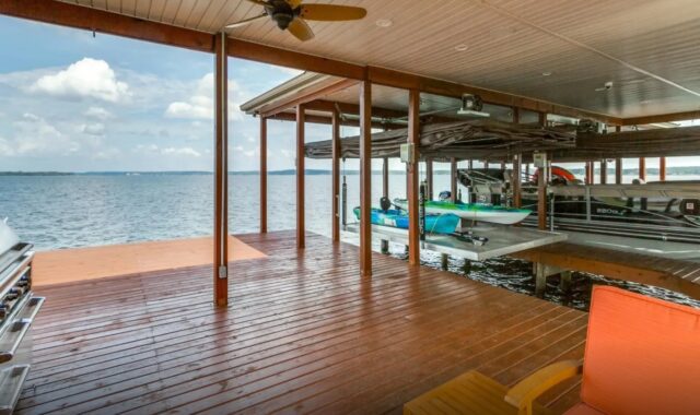 Boathouse with a dock and access to Lake Palestine.