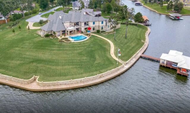 Discover the Opulence of Lake Palestine Living in This Texas Home