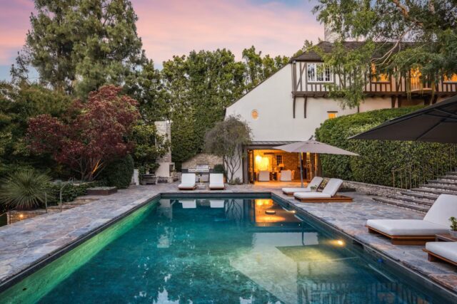 Celebrity home and pool of Brad Pitt & Jennifer Aniston 