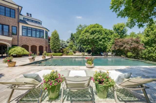 House belonging to Dave Ramsey - Outdoor swimming pool 