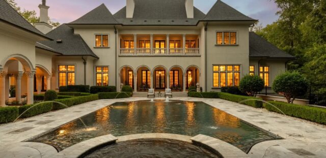 Beautiful estate pool with fountain in North Carolina 